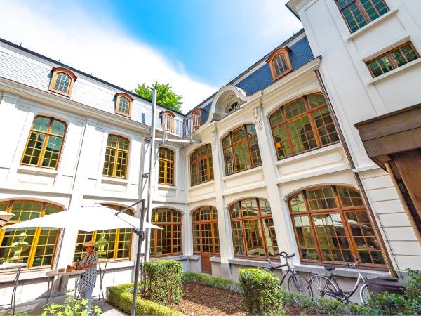 Foto van de binnentuin van de KANTL