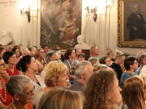 Publiek in de Grote zaal tijdens Literaire Zomerlief