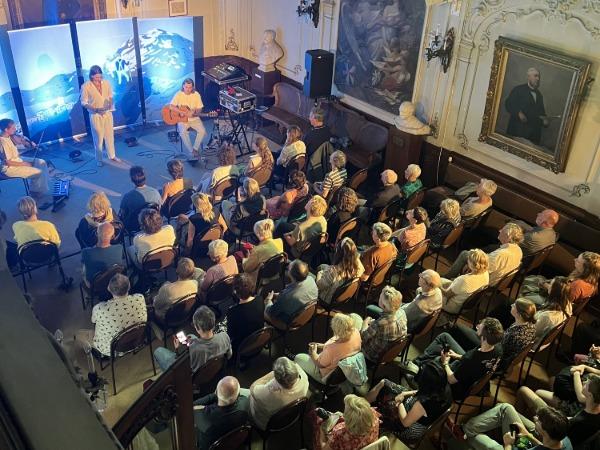 Volle zaal voor Jonas Bruyneel tijdens Literair Zomerlief