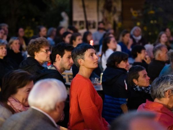 Foto van oplettend publiek tijdens een evenement