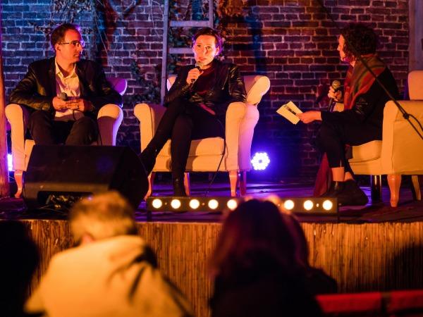 Foto van een evenement, met Annelies Verbeke