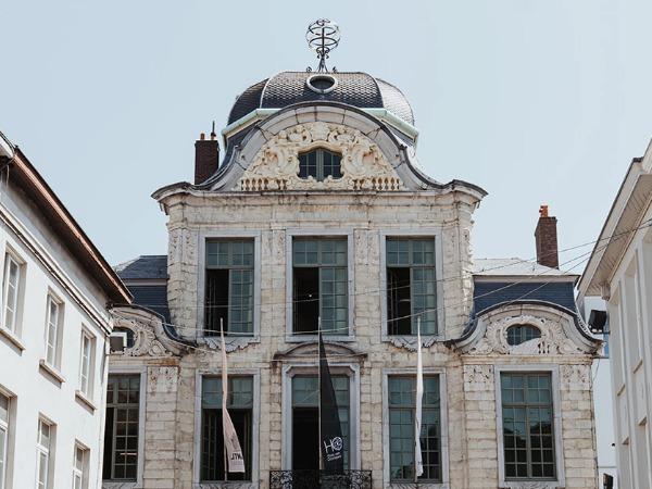 De gevel van het vernieuwde Huis van Oombergen