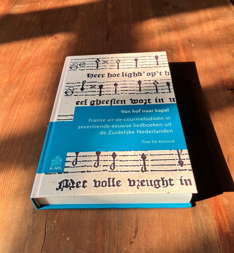 Nieuwe publicatie verschenen bij de KANTL: ‘Van hof naar kapel’ van Tine De Koninck
