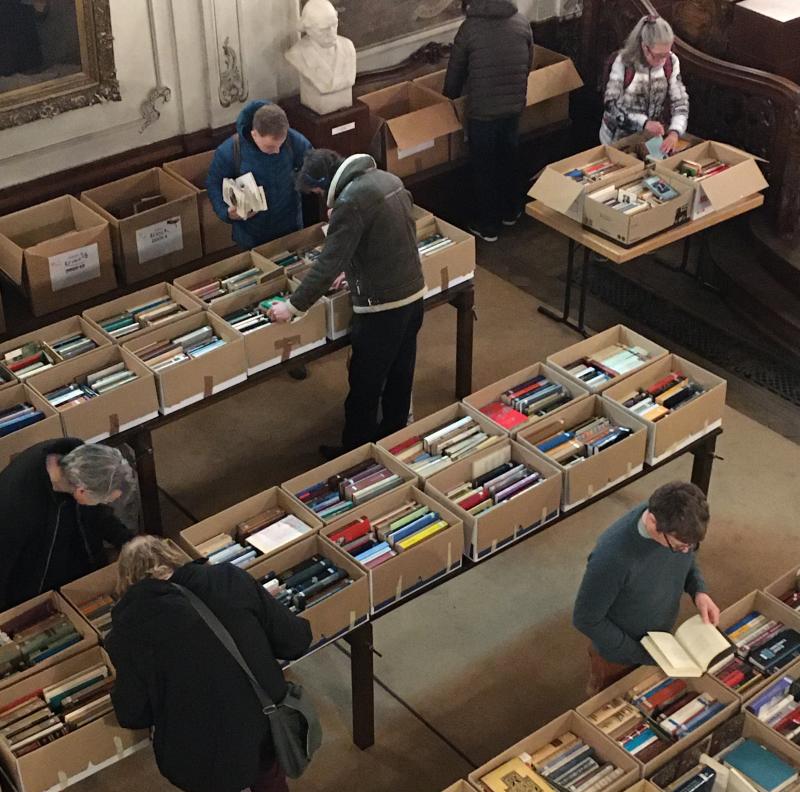 Verkoop antiquariaat Poëziecentrum tijdens vierde boekenverkoop KANTL