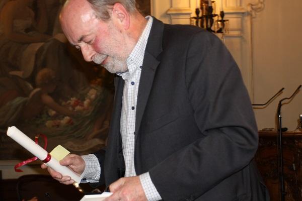 Leonard Nolens neemt Vijfjaarlijkse Prijs voor Poëzie in ontvangst.