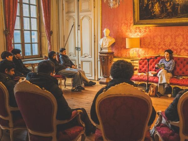 Sien Volders leest voor tijdens Vrijdag Voorleesdag