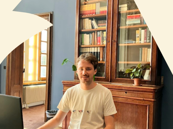 Martin Voogd zittend aan bureau