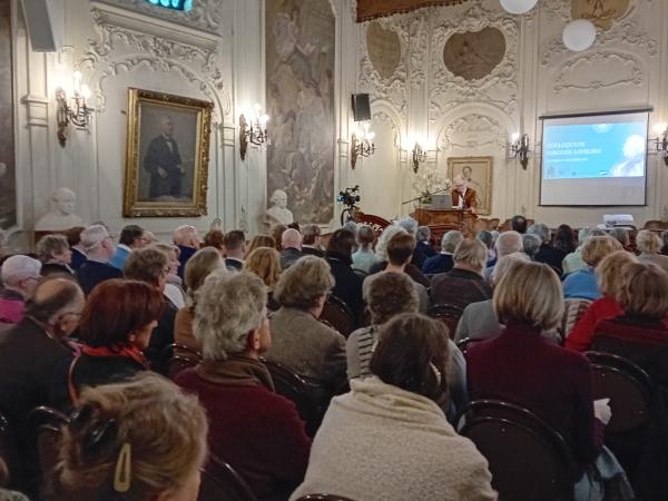 Herbeleef het Colloquium Virginie Loveling op YouTube en in Verslagen en Mededelingen