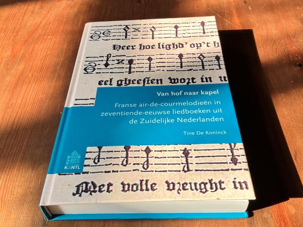 Nieuwe publicatie verschenen bij de KANTL: ‘Van hof naar kapel’ van Tine De Koninck
