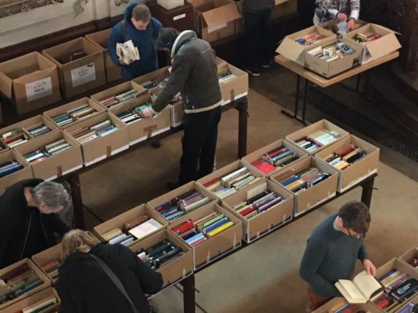 Verkoop antiquariaat Poëziecentrum tijdens vierde boekenverkoop KANTL