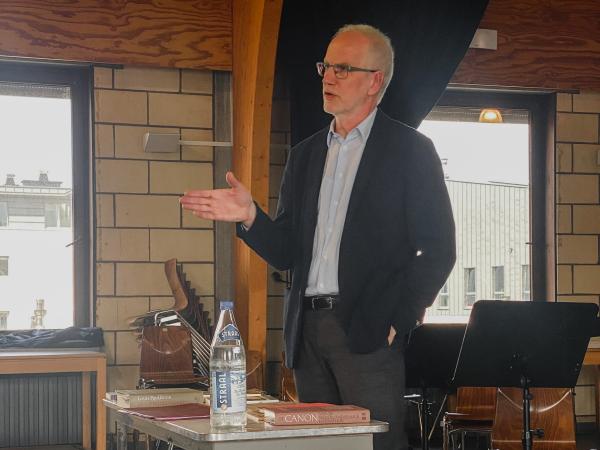 Luc Devoldere geeft als Erfgoedklasbak les over de literaire canon