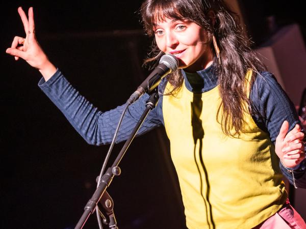 Poetry Slam x Vriendenmatch = Vriendenslam - gepresenteerd door Loeke Vanhoutteghem