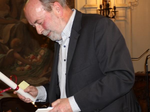 Leonard Nolens neemt Vijfjaarlijkse Prijs voor Poëzie in ontvangst.